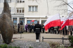 Uczestnicy uroczystości przy pomniku Ofiar Terroru Komunistycznego