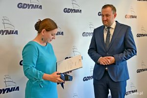 Od lewej: prezydent Gdyni Aleksandra Kosiorek i nowo powołany wiceprezydent Tomasz Augustyniak