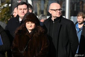 Od lewej: Łukasz Kobus - sekretarz miasta i dyrektor Urzędu Miasta Gdyni, posłanka Dorota Arciszewska-Mielewczyk i wiceprezydent Gdyni Bartłomiej Austen podczas uroczystości z okazji 99. rocznicy nadania Gdyni praw miejskich