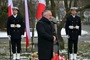 Krzysztof Jankowski - prezes gdyńskiego koła Światowego Związku Żołnierzy Armii Krajowej przemawiający podczas uroczystości z okazji 83. rocznicy utworzenia AK 