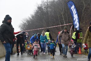 Oksywski bulwar przywitał zgromadzonych rześkim morskim powietrzem, dżdżystą pogodą i sprzyjającą bieganiu temperaturą // fot. M. Urbaniak