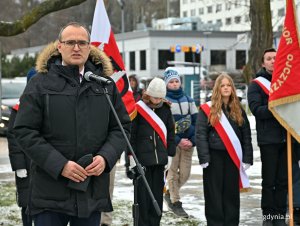 Wicewojewoda pomorski przemawiający podczas uroczystości z okazji 83. rocznicy utworzenia AK 