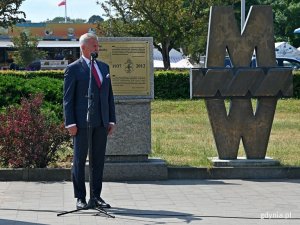 Stanisław Wziątek, podsekretarz stanu w Ministerstwie Obrony Narodowej, przemawiający podczas otwarcia wystawy „D-Day. Okręty polskiej Marynarki Wojennej w operacji desantowej w Normandii”