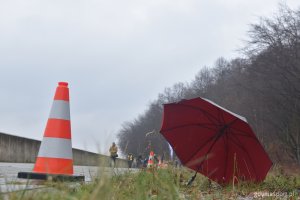 Oksywski bulwar przywitał zgromadzonych rześkim morskim powietrzem, dżdżystą pogodą i sprzyjającą bieganiu temperaturą // fot. M. Urbaniak