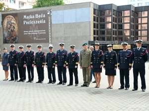 Wojskowi ustawieni w rzędzie podczas otwarcia wystawy na temat Brygady Lotnictwa Marynarki Wojennej