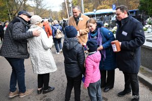 Prezydent Gdyni Aleksandra Kosiorek, wiceprezydent Tomasz Augustyniak i Maciej Wojnicki - radny dzielnicy Witomino podczas kwesty na Cmentarzu Witomińskim 