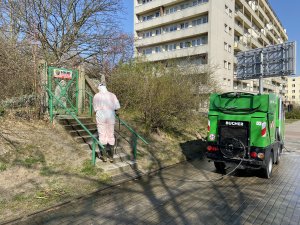 Polewaczka dezynfekuje również schody oraz poręcze wzdłuż ciągu pieszego na Władysława IV // fot. ZDiZ