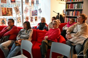 Uczestnicy spotkania z prof. Jackiem Friedrichem na temat kart świątecznych, które odbyło się w Bibliotece Śródmieście