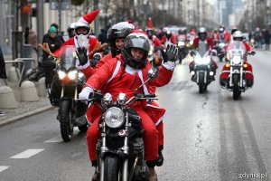 Motocykliści przebrani za mikołaje