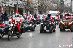 Motocykliści przebrani za mikołaje jadą ulicą Świętojańską