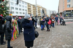 Gdynianie przyglądający się występowi kolędników „Gwiazdka z Tuchlina” podczas „Świątecznej Starowiejskiej”