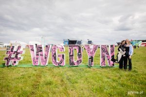 Dwie dziewczyny stojący przy napisie #wGdyni