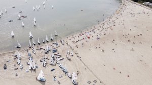 Zdjęcie przedstawia plażę w Gdyni 