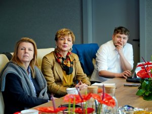 Marzena Markowska – zastępca dyrektor Muzeum Miasta Gdyni, Karin Moder – dyrektor Muzeum Miasta Dominik Aziewicz – przewodniczący Komisji Kultury Rady Miasta Gdyni podczas spotkania na temat działań kulturalnych na stulecie Gdyni 