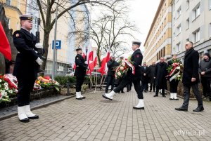 W imieniu senatora Sławomira Rybickiego wiązankę składa Grzegorz Kuleta, dyrektor biura senatora 