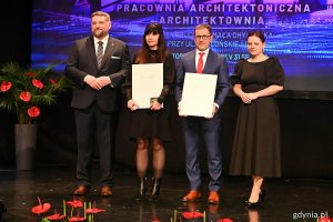 Od lewej Przewodniczący Tadeusz Szemiot, Monika Stawska - Pracownia Architektoniczna ARCHITEKTOWNIA, Prezes REAPOLIS DEV Mirosław Zalewski, Prezydent Aleksandra Kosiorek / fot. Michał Puszczewicz