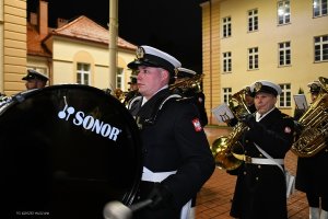 Mężczyźni w mundurach z instrumentami muzycznymi