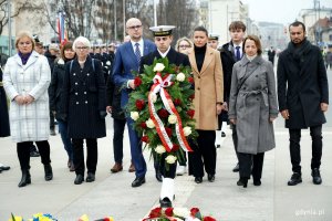 Delegacja gdyńskich samorządowców podczas składania kwiatów pod pomnikiem Polski Morskiej z okazji 26 lat Polski w NATO. Od lewej: radne Teresa Bysewska, Małgorzata Wójcik i Joanna Zielińska, wiceprezydent Gdyni Bartłomiej Austen, radna Agnieszka Tokarska, Mariola Śrubarczyk-Cichowska - wiceprzewodnicząca Rady Miasta Gdyni, Paweł Timoszyk - przewodniczący Młodzieżowej Rady Miasta Gdyni oraz radni Larysa Kramin i Marcus da Silva