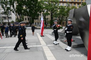 Składanie wiązanek okolicznościowych przez poszczególne delegacje, fot. Michał Sałata