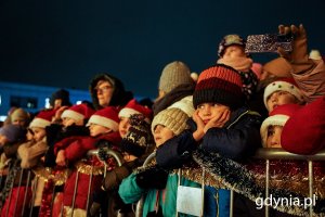 Dzieci przed sceną na mikołajkowej zabawie