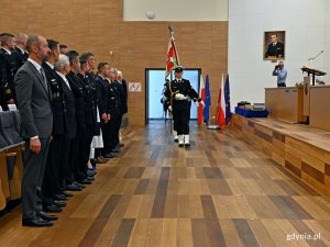 Poczet sztandarowy wkraczający do audytorium Biblioteki Głównej AMW podczas uroczystości wręczenia dyplomów ukończenia studiów II stopnia absolwentom uczelni