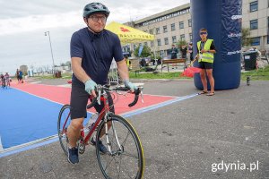 Wiceprezydent Sopotu Marcin Skwierawski na rowerze rozpoczynający przejazd trasą kolarską // fot. Mirosław Pieślak