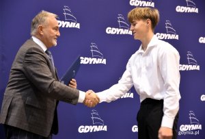 Prezydent Gdyni Wojciech Szczurek wręcza list gratulacyjny / fot. Dawid Kowalski