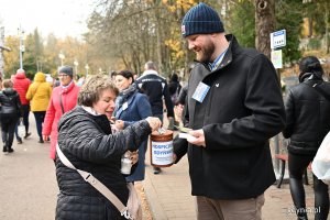 Radny miasta Łukasz Strzałkowski podczas kwesty na Cmentarzu Witomińskim