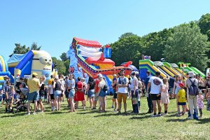 Uczestnicy festynu w kolejce do dmuchańców 