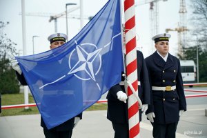 Flaga NATO podnoszona na maszt podczas uroczystości z okazji 26. rocznicy przystąpienia Polski do NATO