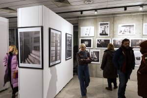 Ludzie oglądają wystawę fotografii w galerii sztuki.