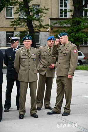 Przedstawiciele służb mundurowych oddali hołd weteranom i uczestnikom misji ONZ w dniu ich święta, fot. Michał Sałata