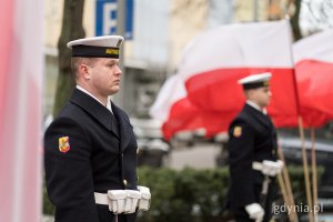 Wojskowa asysta przy pomniku Ofiar Terroru Komunistycznego