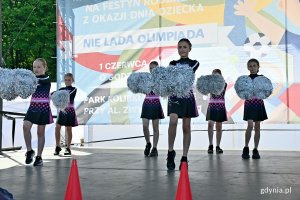 Tancerki z zespołu Cheerleaders Gdynia podczas występu na festynie „Nie lada olimpiada” w parku Kolibki 