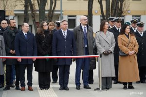 Od lewej: radny Marcus da Silva, posłowie Rafał Siemaszko, Wioleta Tomczak i Michał Kowalski, wiceprezydent Gdyni Bartłomiej Austen, Beata Rutkiewicz - wojewoda pomorska oraz posłanka Dorota Arciszewska-Mielewczyk podczas uroczystości z okazji 26. rocznicy przystąpienia Polski do NATO