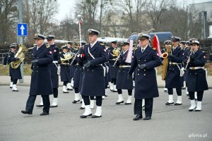 Defilada w wykonaniu Orkiestry Reprezentacyjnej Marynarki Wojennej podczas uroczystości 26. rocznicy wstąpienia Polski do NATO