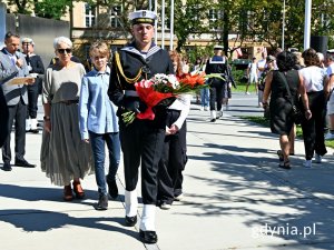 Przedstawiciele jednej z gdyńskich szkół złożyli wiązankę kwiatów przed pomnikiem Armii Krajowej z okazji 80. rocznicy wybuchu powstania warszawskiego