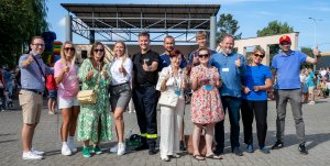 Festyn rodzinny na Obłużu „Świętuj koniec wakacji z uśmiechem!” Od lewej: Marek Urbaniak (wiceprzewodniczący Rady Dzielnicy Obłuże), Natalia Sadowska (Arka Gdynia), Izabela Procelli-Szynwelska (wiceprzewodnicząca Rady Dzielnicy Obłuże), Anna Salomon (radna miasta), Adam Labuhn (radny dzielnicy Pogórze), Marcus da Silva (radny miasta/Arka Gdynia), Maria Borkowska (radna Dzielnicy Obłuże), Karolina Waluszewska-Niewadzi (radna dzielnicy Obłuże), Medard Kotowicz (Arka Gdynia), Maciej Dobbek (przewodniczący Rady Dzielnicy Obłuże), Elżebieta Pienschke, Marek Dudziński (radny miasta). 