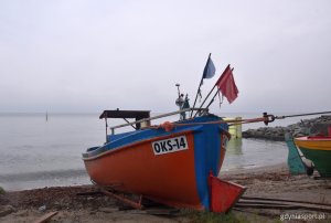 Oksywski bulwar przywitał zgromadzonych rześkim morskim powietrzem, dżdżystą pogodą i sprzyjającą bieganiu temperaturą // fot. M. Urbaniak