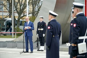 Wiceprezydent Gdyni Bartłomiej Austen przemawiający podczas uroczystości z okazji 26. rocznicy przystąpienia Polski do NATO