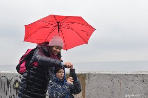 Oksywski bulwar przywitał zgromadzonych rześkim morskim powietrzem, dżdżystą pogodą i sprzyjającą bieganiu temperaturą // fot. M. Urbaniak