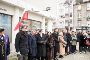 Uczestnicy uroczystości, a wśród nich m.in.: posłanka Dorota Arciszewska-Mielewczyk, radny Gdyni Marek Dudziński i Anna Chojnowska, naczelnik Biura Prezydenta Miasta Gdyni