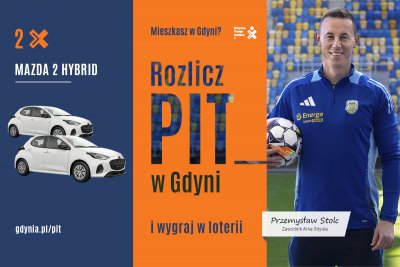 Grafika Rozlicz PIT w Gdyni, dwa białe samochody na granatowym tle, nazwa akcji na pomarańczowym tle, Przemysław Stolc trzyma piłkę i pozuje do zdjęcia, w tle stadion miejski w Gdyni