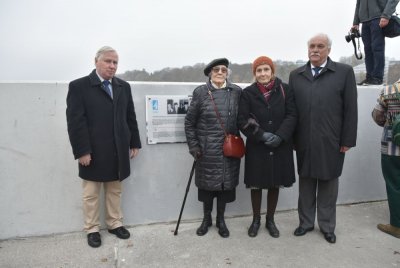 Na zdjęciu m.in. Bogusław Witkowski, prezes Pomorskiego Związku Żeglarskiego podczas odsłonięcia tablicy upamiętniającej twórców Bractwa Kaphornowców (fot. Pomorski Związek Żeglarski) 