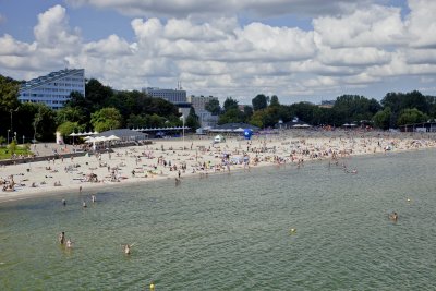 Plaża w Gdyni z lotu ptaka, widoczni ludzie, fragment miasta, morze