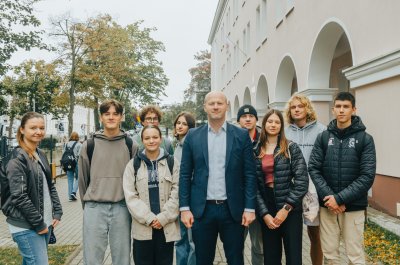 Wiceprezydent Bartosz Bartoszewicz i licealiści z VI LO w Gdyni // fot. Filip Śmigielski