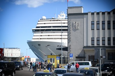 Statek MSC Poesia wystaje zza budynku Muzeum Emigracji