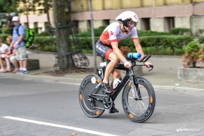 na zdjęciu rowerzysta jadący jedną z ulic