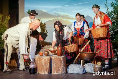 Na scenie Regionalny Zespół Teatralny im. Józefa Pitoraka z Bukowiny Tatrzańskiej. Fot. Mirosław Pieślak