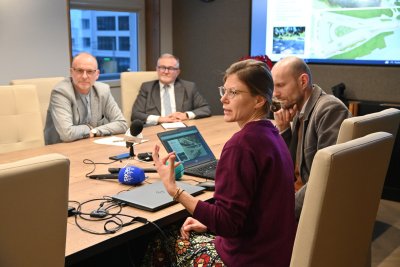 Briefing dotyczący zagospodarowania Polanki Redłowskiej. Na zdj. Michał Guć, wiceprezydent Gdyni ds. innowacji, prezydent Gdyni, Wojciech Szczurek, Agata Bluj i Andrzej Jaworski z Pracowni Badań Społecznych Stocznia i Pracowni Architektonicznej JAZZ i Szelest. Fot. Zygmunt Gołąb 